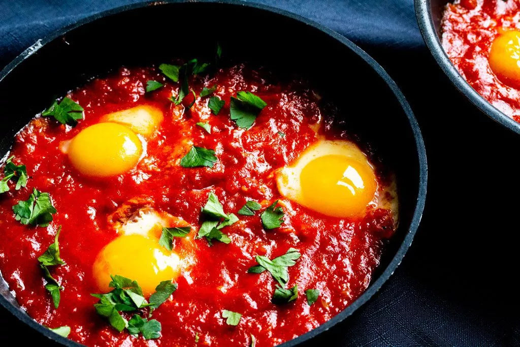 Shakshuka Pimentée – Œufs pochés sauce tomate & harissa